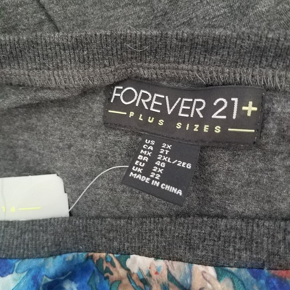🌞 NWT Forever21 Gray Tee w/ Floral Front Panel - Picture 4 of 5